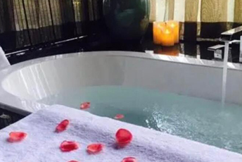 长沙岳麓区水疗池中的失重冥想：当身体学会漂浮